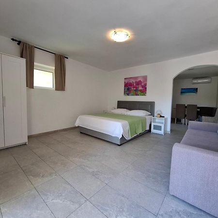 Apartments & Rooms Mila Banjol Екстер'єр фото
