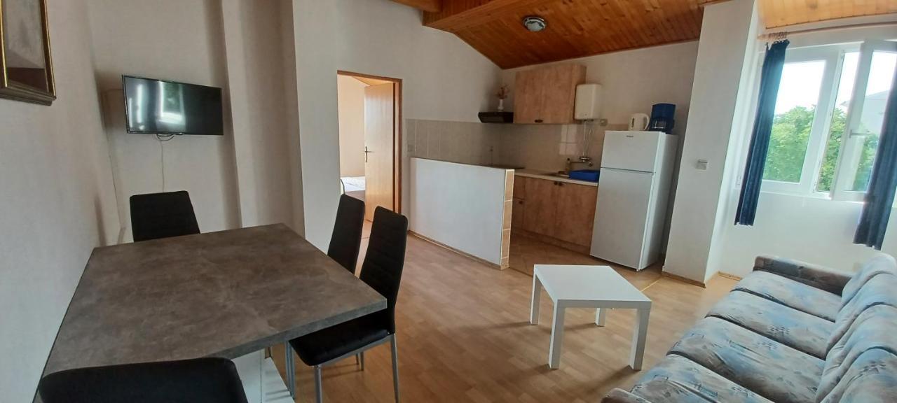 Apartments & Rooms Mila Banjol Екстер'єр фото